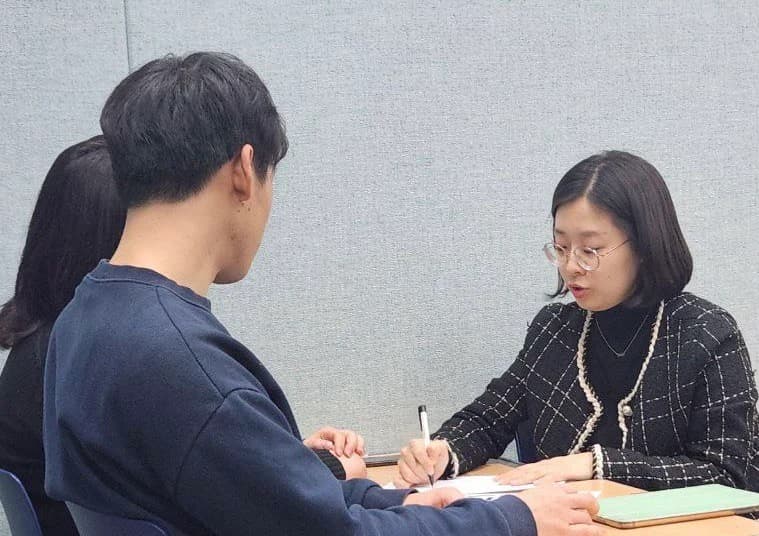 테이블에서 자료를 함께 살펴보며 대화하는 사람들